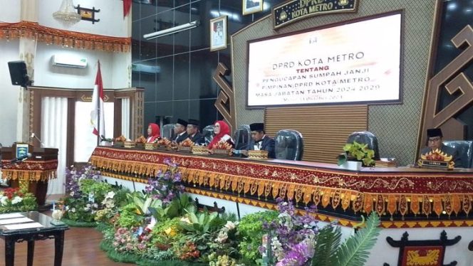 
 Sidang Paripurna DPRD Kota Metro: Ria Hartini Dilantik Bersama Dua Wakil Ketua