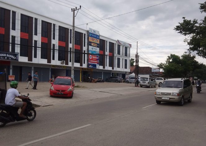 
 Hak Pejalan Kaki Terampas? Trotoar di Metro Raib, Ruko Diperluas!