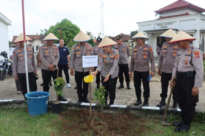 
 Cinta Lingkungan, Kapolres Lamtim Pimpin Penghijauan di Polsek Raman Utara