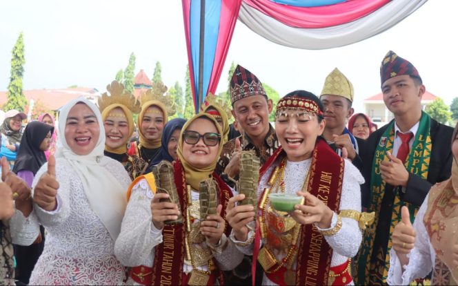 
 Gelar Adat untuk Kapolres, Semangat Budaya Lampung Menggema di HUT Maghgo ke-215