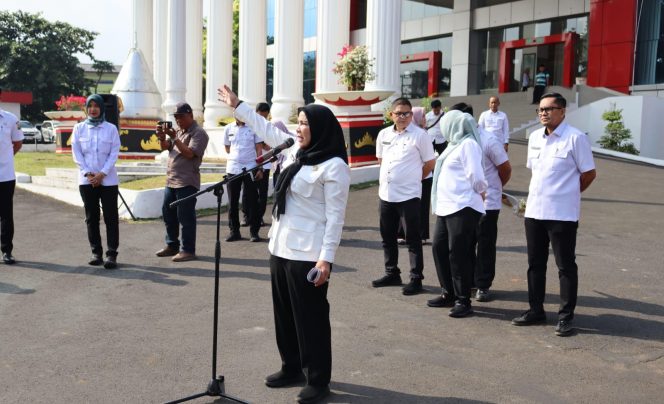 
 Wujudkan Kota Bersih, Eva Dwiana Serahkan Armada Truk Sampah Baru ke DLH