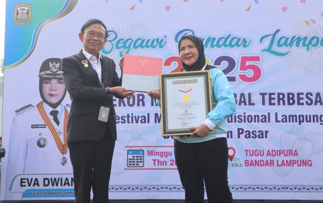 
 HUT ke-343, Pemkot Bandar Lampung Raih Rekor MURI dengan Sekubal Raksasa