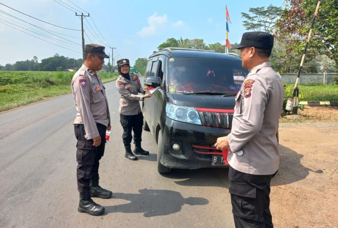 
 Sambut HUT RI ke-80, Polsek Bandar Sribhawono Ajak Warga Kibarkan Merah Putih di Kendaraan
