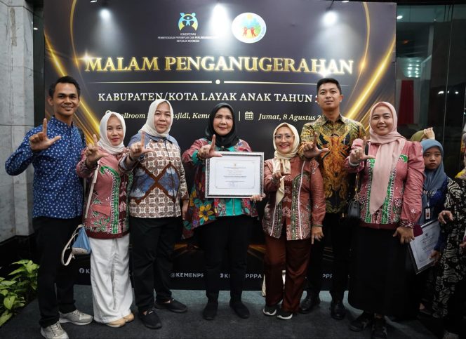 
 Menteri PPPA Serahkan Penghargaan Kota Layak Anak 2025 kepada Bandar Lampung