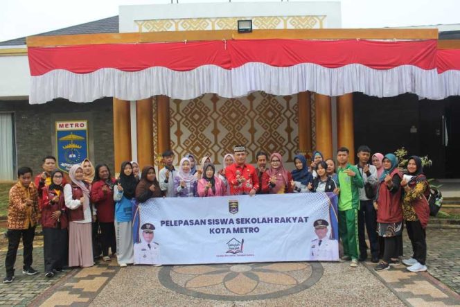 
 Wali Kota Metro Lepas 7 Siswa Ikuti Sekolah Rakyat, Siapkan Agen Perubahan Masa Depan