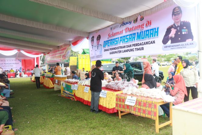 
 Bersama Bupati, Kapolres Lampung Timur Salurkan Bahan Pokok dalam Gerakan Pangan Murah di Way Jepara