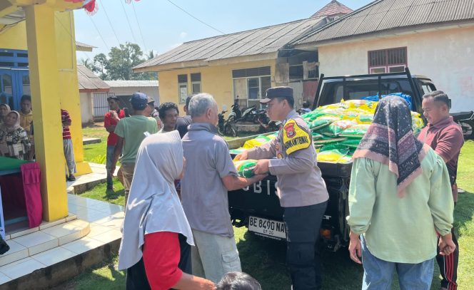 
 2 Ton Beras Ludes dalam 3 Jam, Gerakan Pangan Murah Polsek Jabung Diserbu Warga Sambirejo