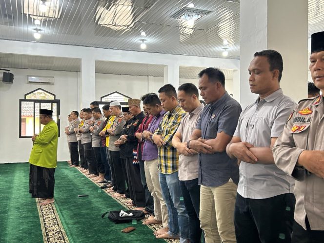 
 Polres Lamtim Ajak Mahasiswa dan Warga Bersatu dalam Do’a untuk Almarhum Affan