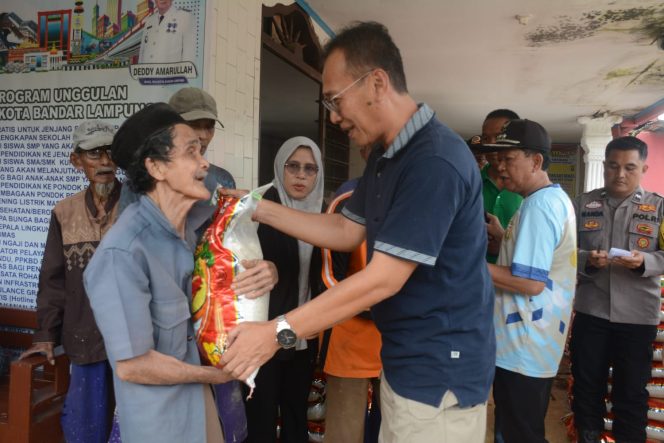 
 Pemkot Bandar Lampung Bagikan Beras untuk Korban Banjir