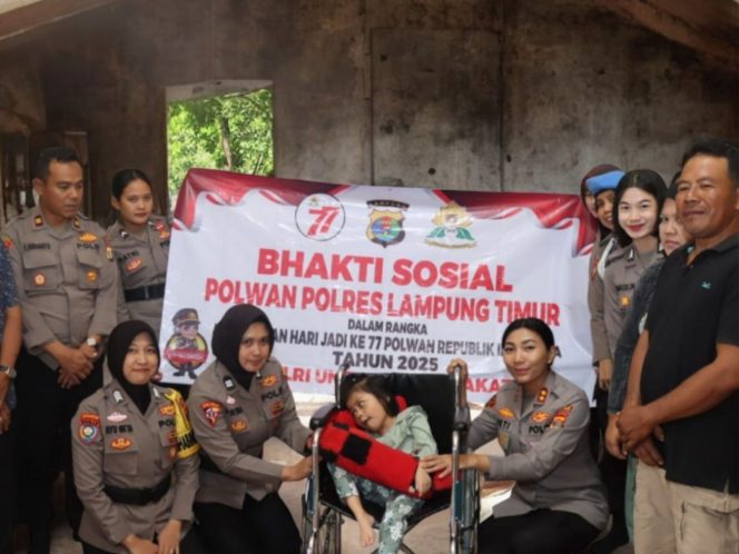 
 HUT ke-77, Polwan Polres Lampung Timur Tebar Kepedulian dengan Bagikan Kursi Roda untuk Difabel
