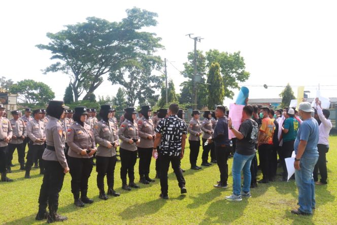 
 Ratusan Personel Disiagakan, Polres Lampung Timur Latih Kesiapsiagaan Hadapi Situasi Darurat
